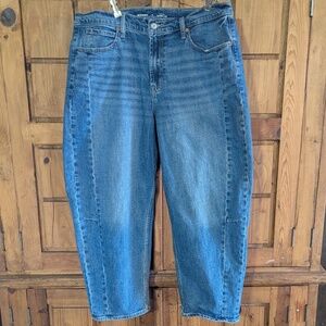 Woman's Old Navy Barrel Jeans. Size 16